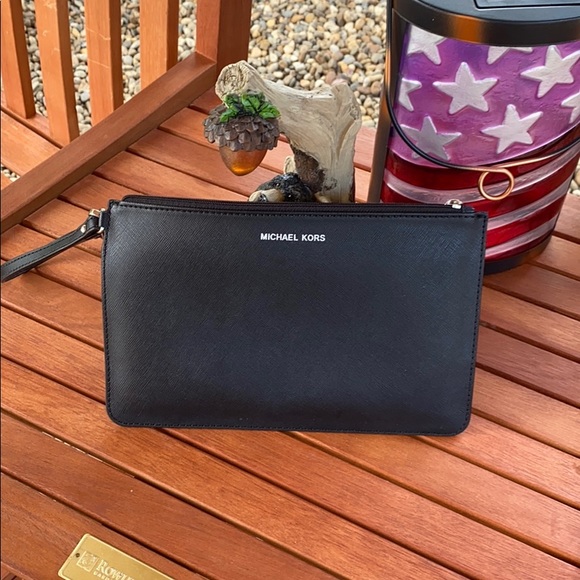 Michael Kors Handbags - Michael Kors wristlet